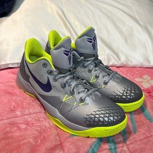 SALE 🔥🔥Vintage Collector Kobe Venomenon 4 Grey. Size:9.5. Serious offers only.